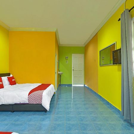 Oyo 90744 Bari Indah Beach Resort Kuala Terengganu Eksteriør billede