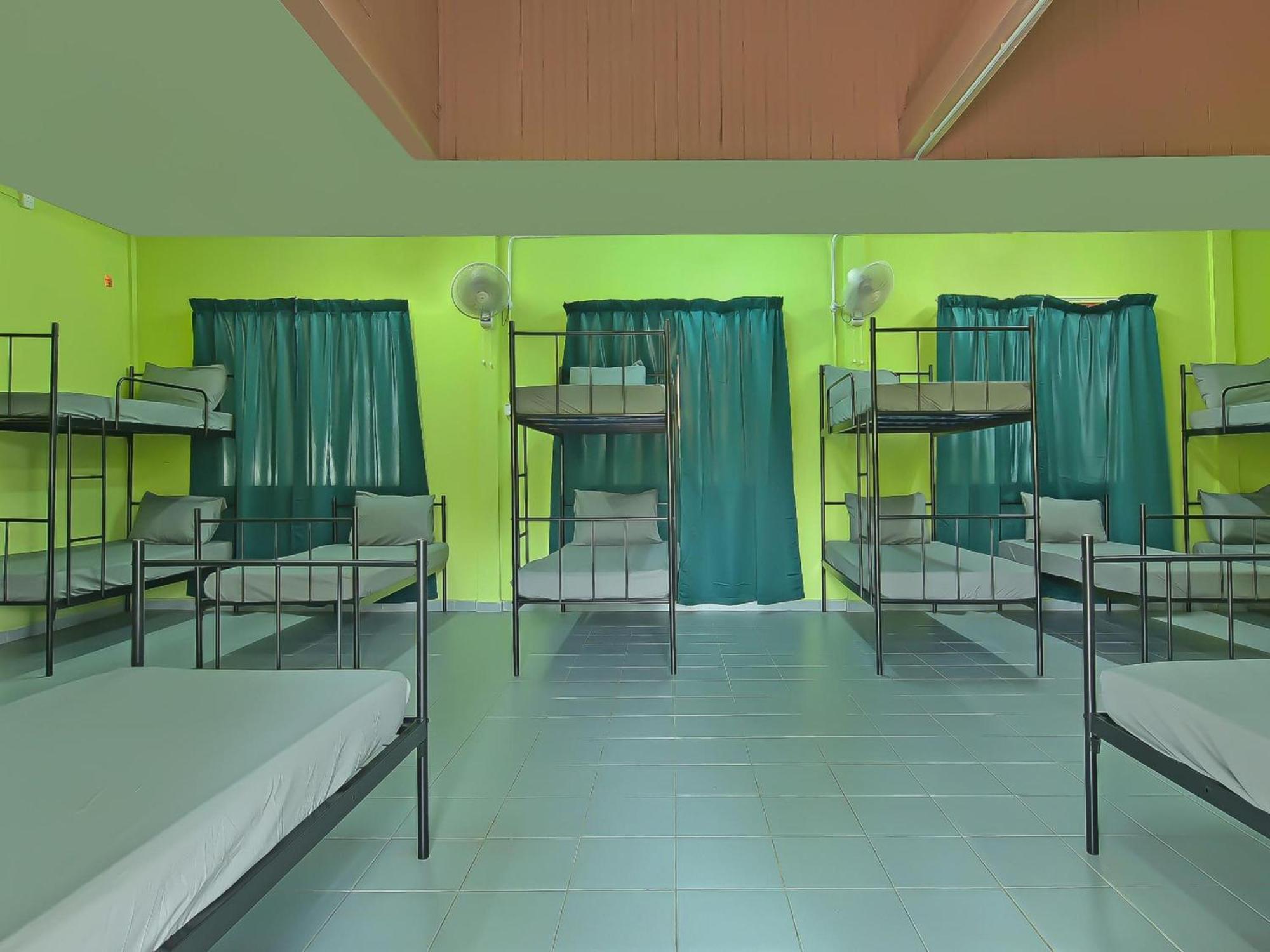 Oyo 90744 Bari Indah Beach Resort Kuala Terengganu Eksteriør billede