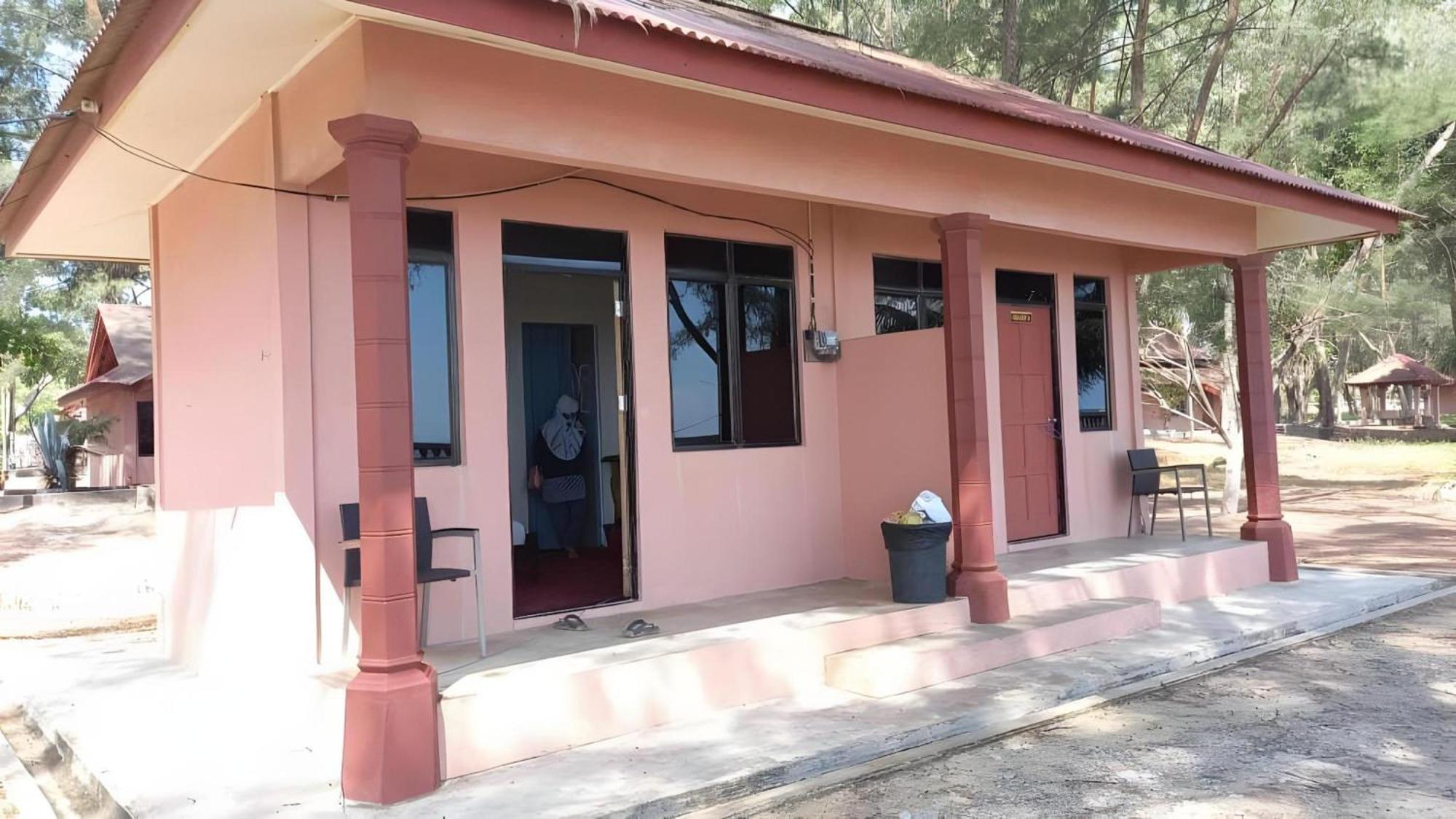 Oyo 90744 Bari Indah Beach Resort Kuala Terengganu Eksteriør billede