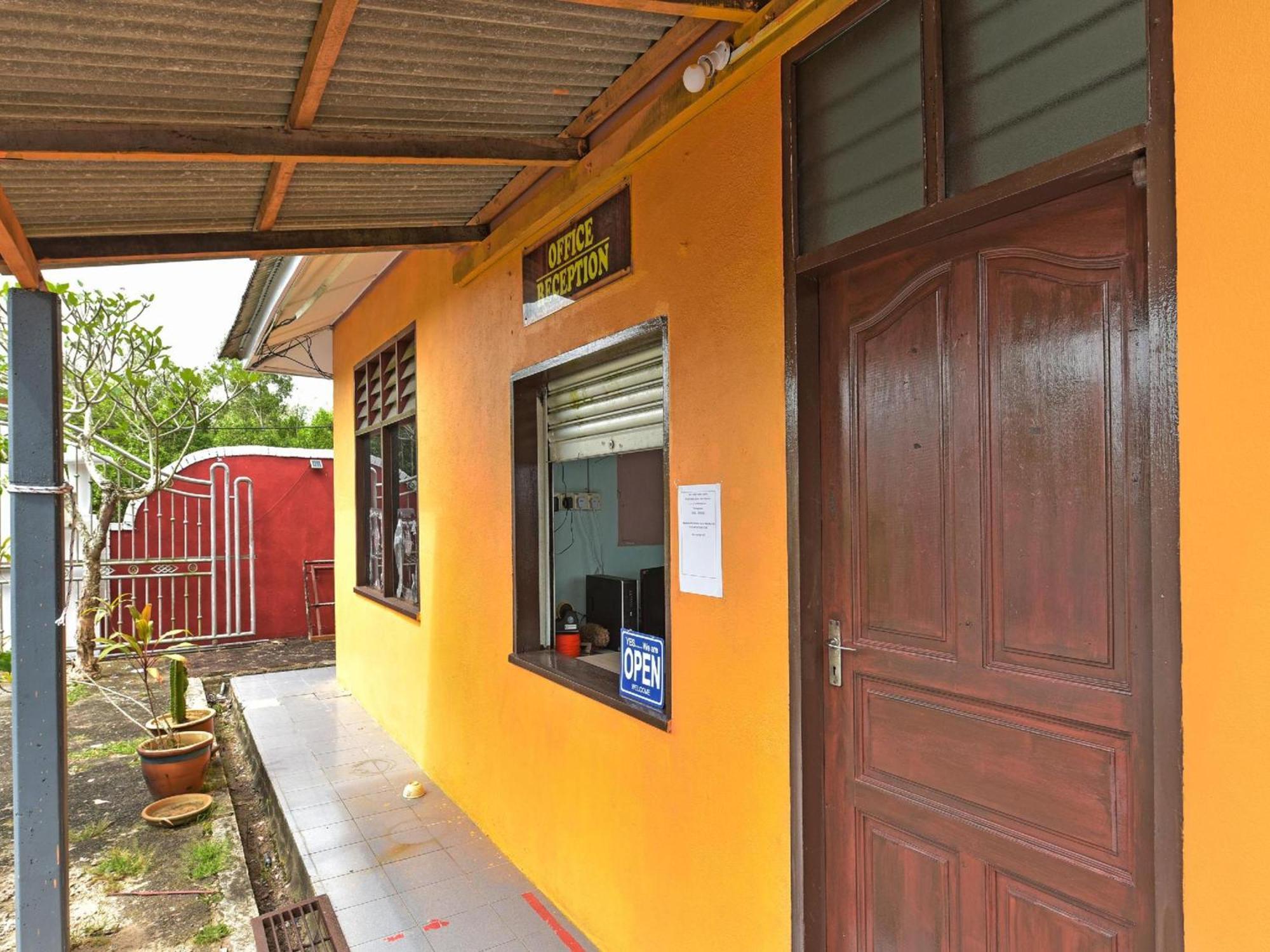 Oyo 90744 Bari Indah Beach Resort Kuala Terengganu Eksteriør billede