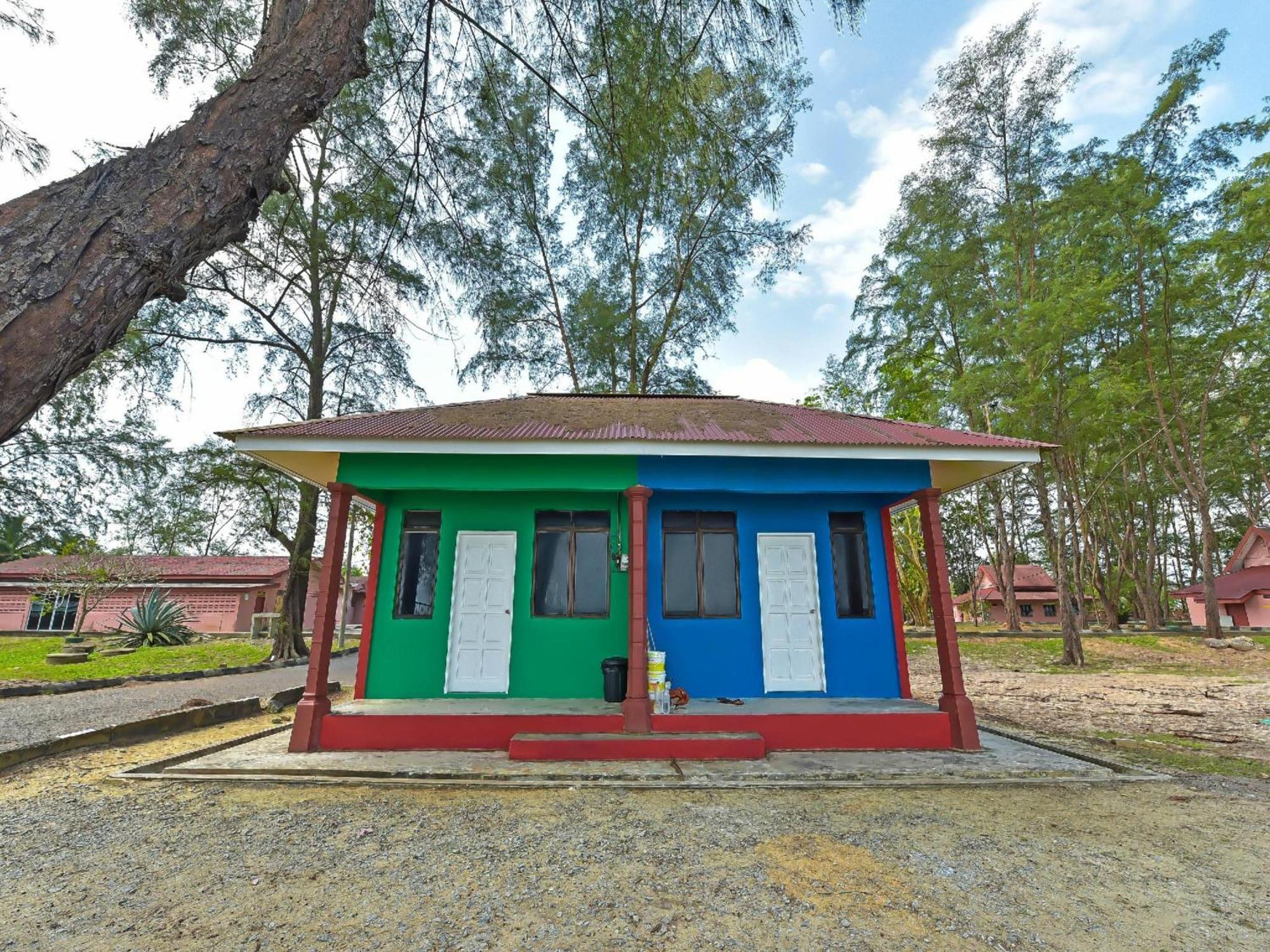 Oyo 90744 Bari Indah Beach Resort Kuala Terengganu Eksteriør billede