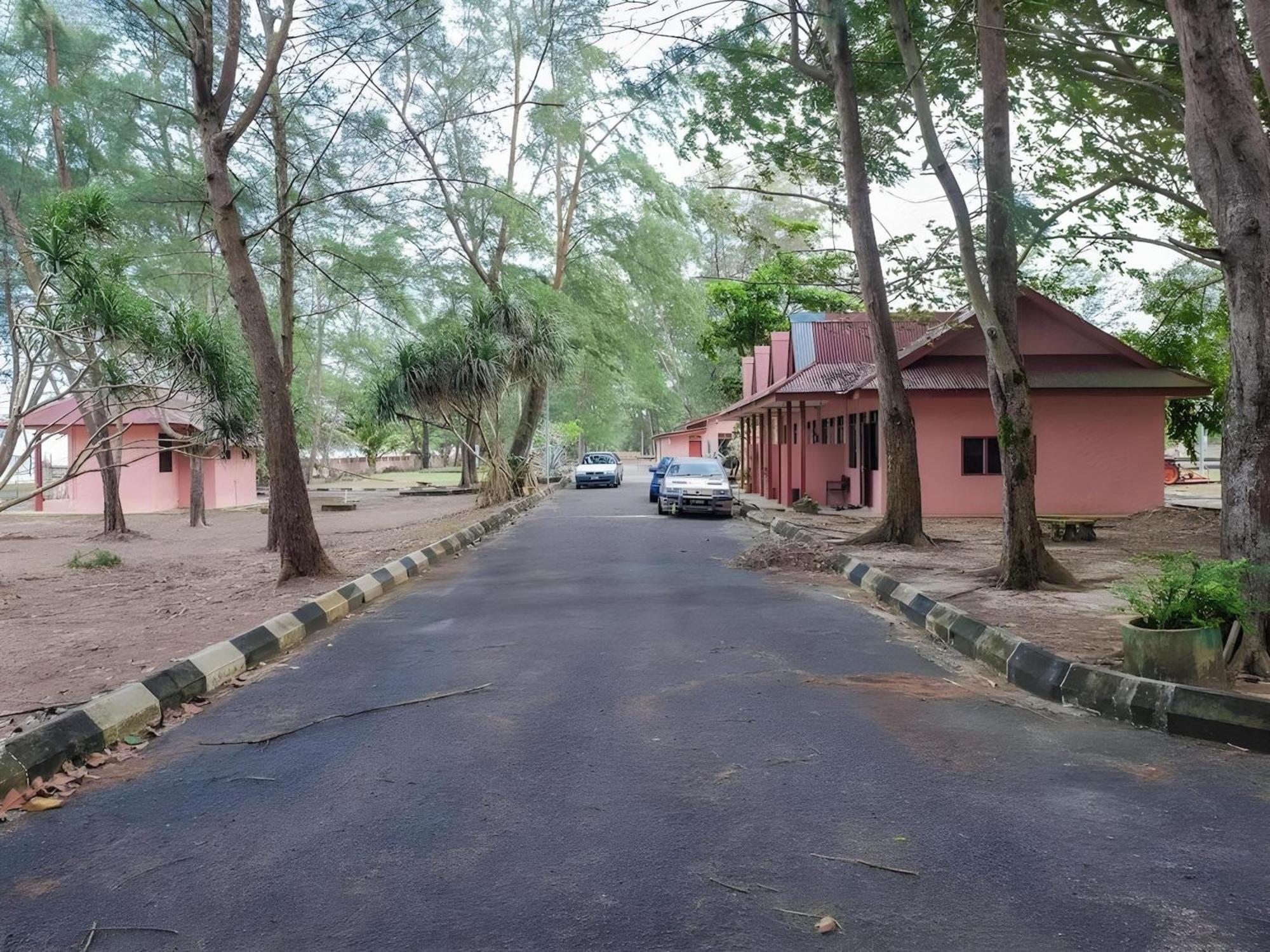 Oyo 90744 Bari Indah Beach Resort Kuala Terengganu Eksteriør billede