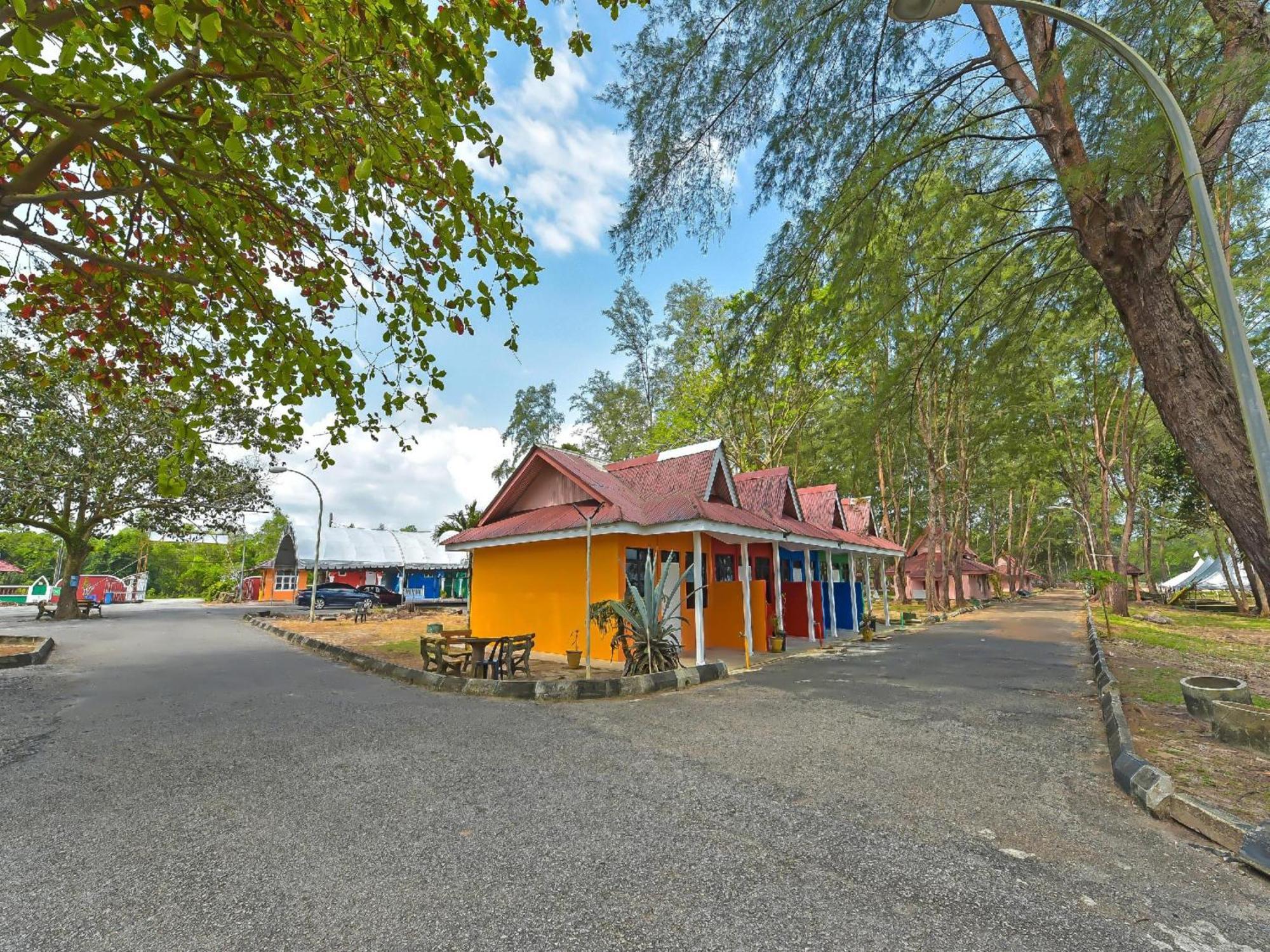 Oyo 90744 Bari Indah Beach Resort Kuala Terengganu Eksteriør billede