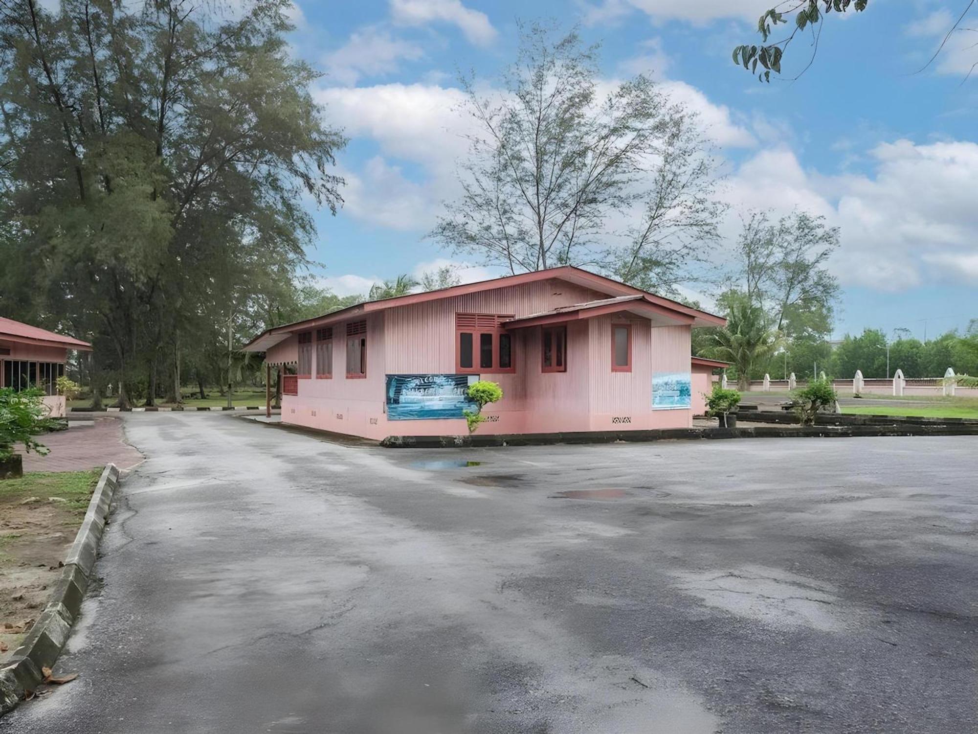Oyo 90744 Bari Indah Beach Resort Kuala Terengganu Eksteriør billede