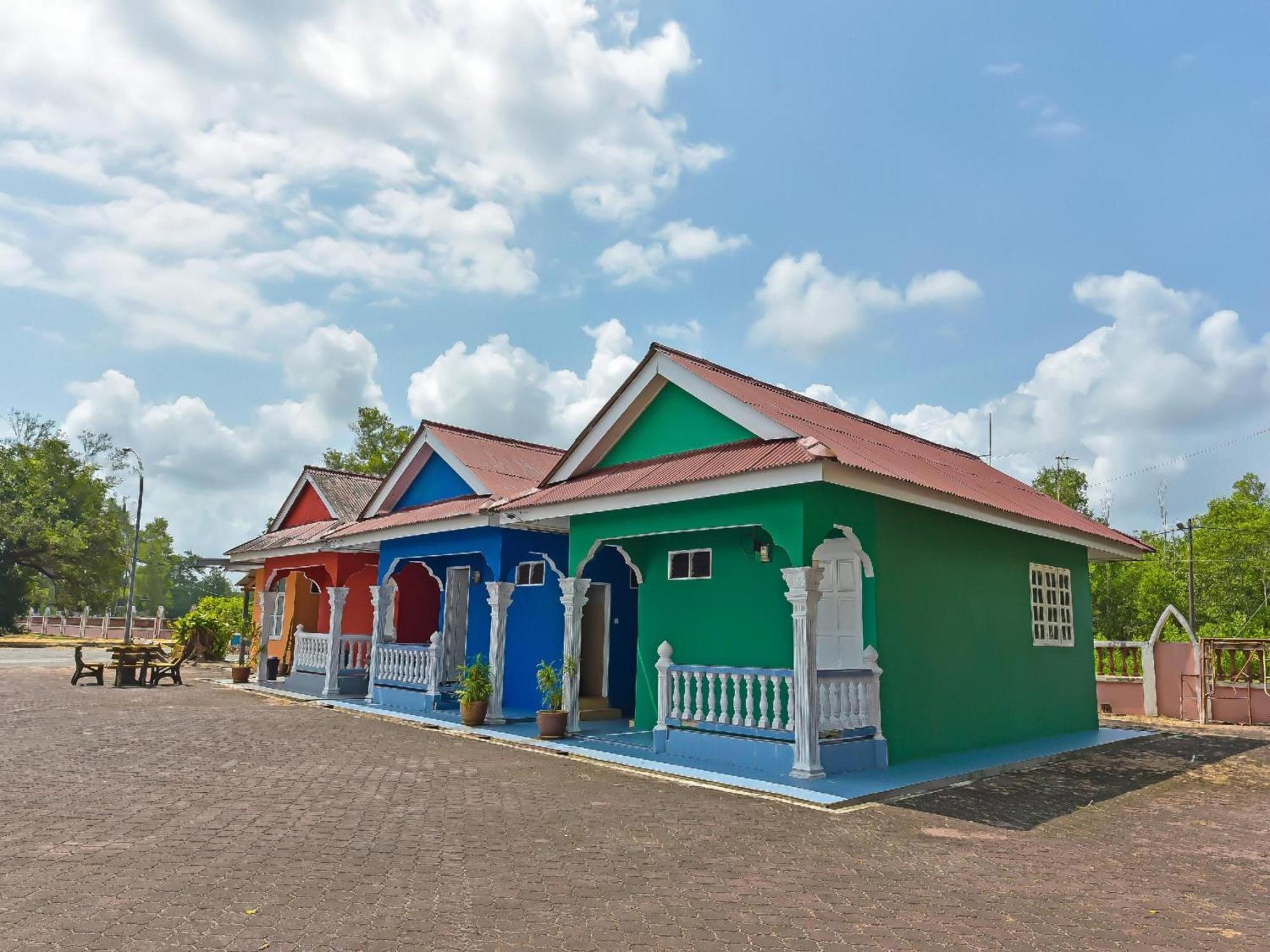 Oyo 90744 Bari Indah Beach Resort Kuala Terengganu Eksteriør billede