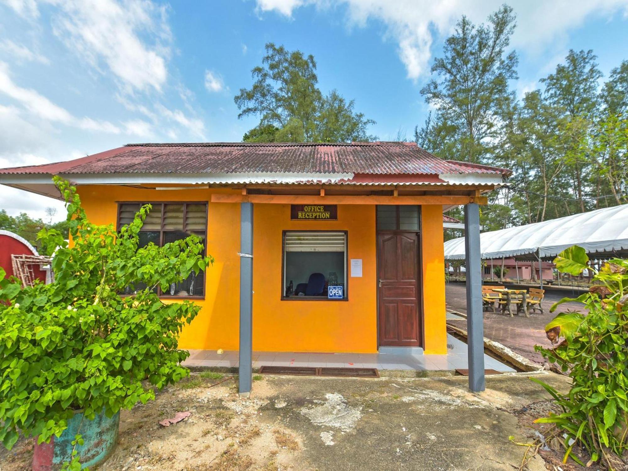 Oyo 90744 Bari Indah Beach Resort Kuala Terengganu Eksteriør billede