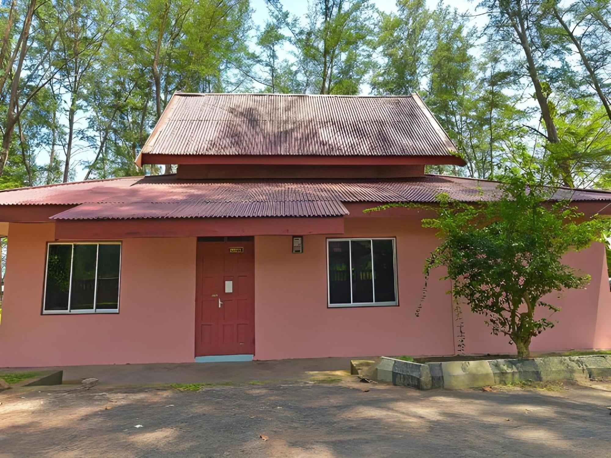 Oyo 90744 Bari Indah Beach Resort Kuala Terengganu Eksteriør billede