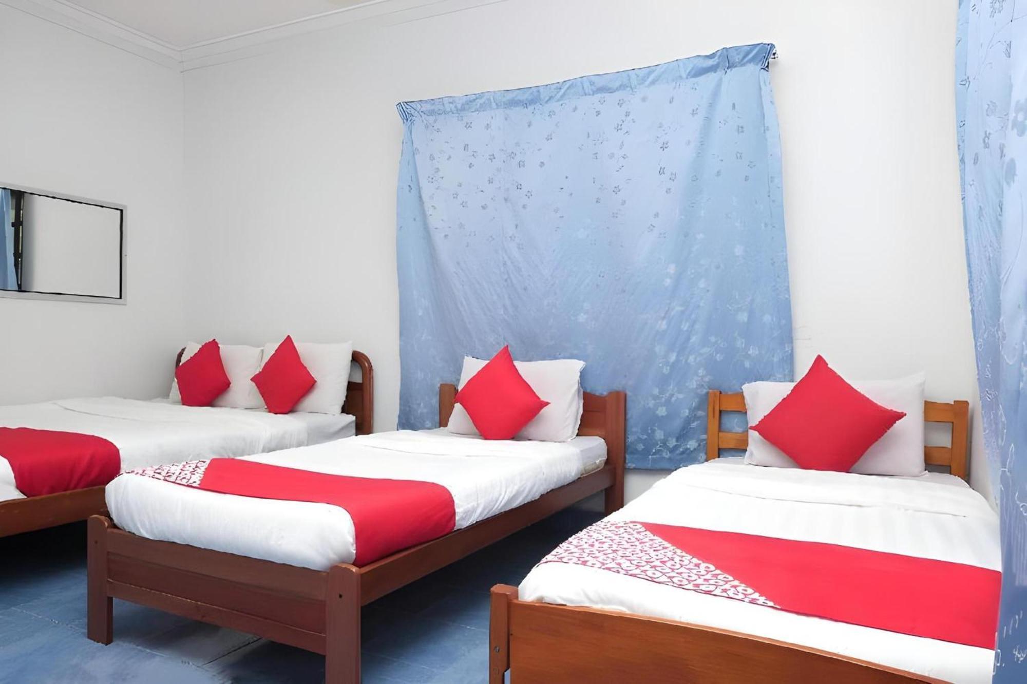 Oyo 90744 Bari Indah Beach Resort Kuala Terengganu Eksteriør billede